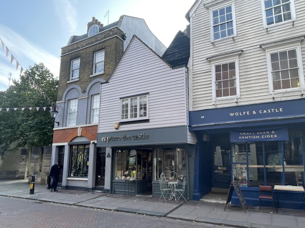Lot: 142 - COMMERCIAL PROPERTY FOR REPAIR/IMPROVEMENT SUBJECT TO TENANCY, IN HISTORIC TOWN CENTRE - Attractive building for commercial investment